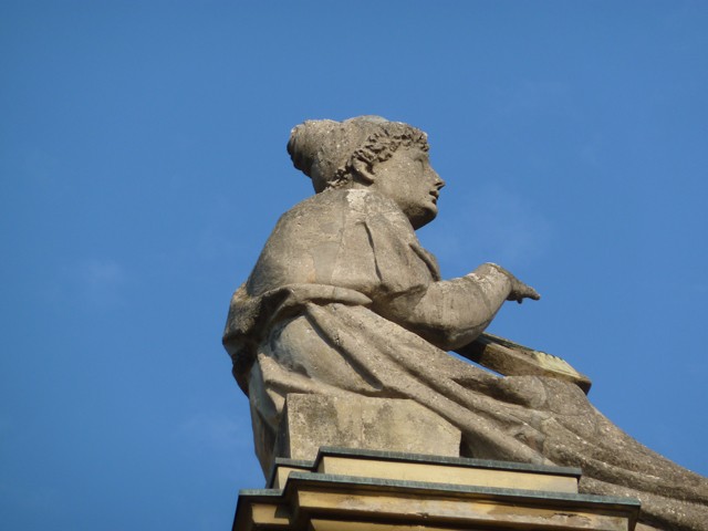 Statua sul cornicione dell'Arena del Sole 