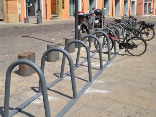 Nuova rastrelliera per biciclette in piazza Galvani (BO)