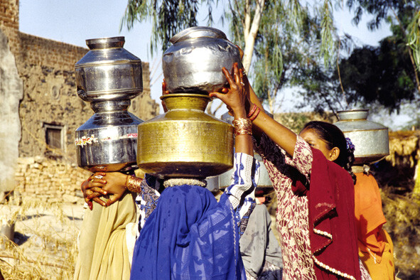 Ragazze si aiutano a un pozzo presso Kuchaman - India - 2004