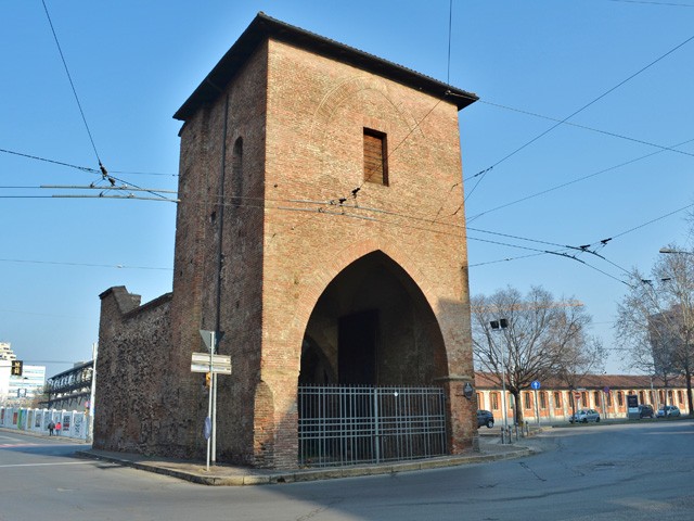 Porta Mascarella (BO) isolata sul viale di circonvallazione