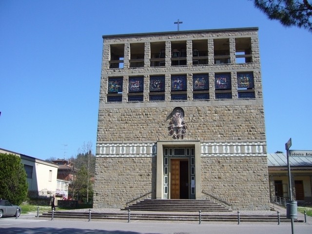 Chiesa della Madonna di Lourdes a Pianoro Nuovo - 1956-57 - progetto di Alberto Legnani - sulla facciata  ceramiche di Angelo Biancini di Faenza
