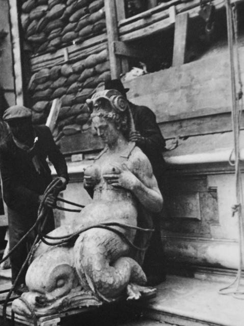 Misure di protezione della fontana del Nettuno durante la guerra - Fonte: Museo della Resistenza - Istituto Parri (BO)