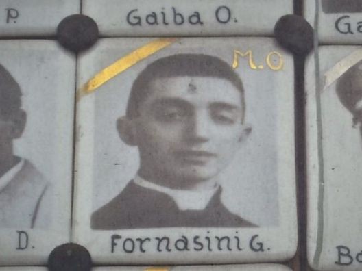 Don G. Fornasini tra le Medaglie d'Oro del Sacrario dei Partigiani 