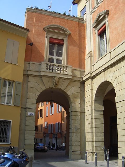 Palazzo Malvasia, il voltone su via del Carro