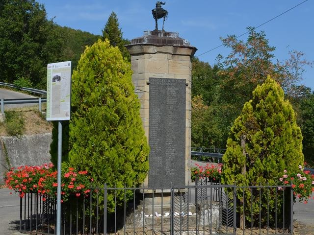 Monchio di Palagano (MO) - Memoriale delle vittime della strage nazista del 18 marzo 1944 nella piazza principale