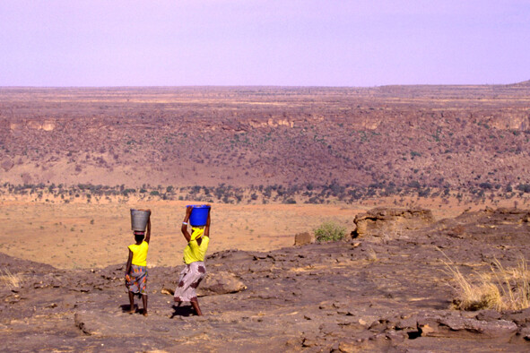 Donne dogon si recano al pozzo di Yougopiri - Mali - 1999