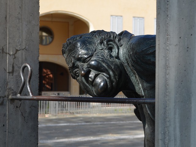 Monumento al tortellino ispirato alla leggenda narrata da Tassoni e Ceri - part. - Castelfranco E. (MO)