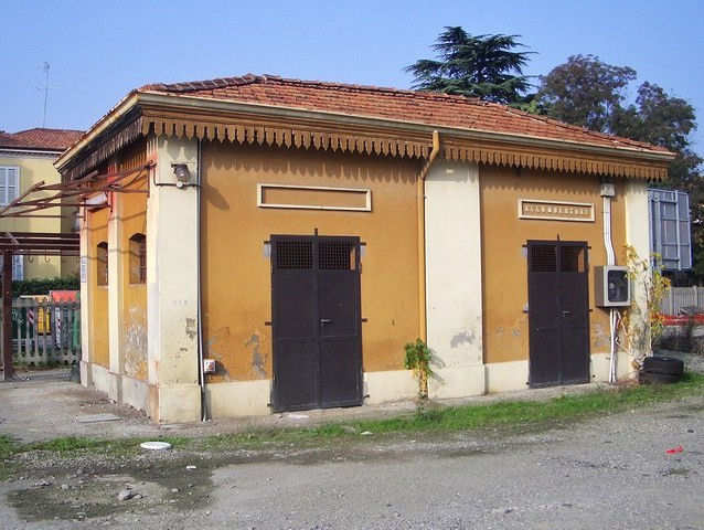 Fabbricato annesso alla stazione della Ferrovia Veneta a Bologna nel 2005