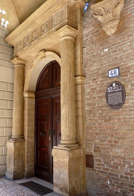 Casa Marsili Angelelli, ingresso