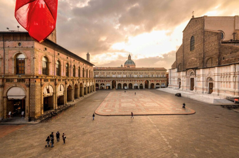 Piazza Maggiore (il Crescentone)