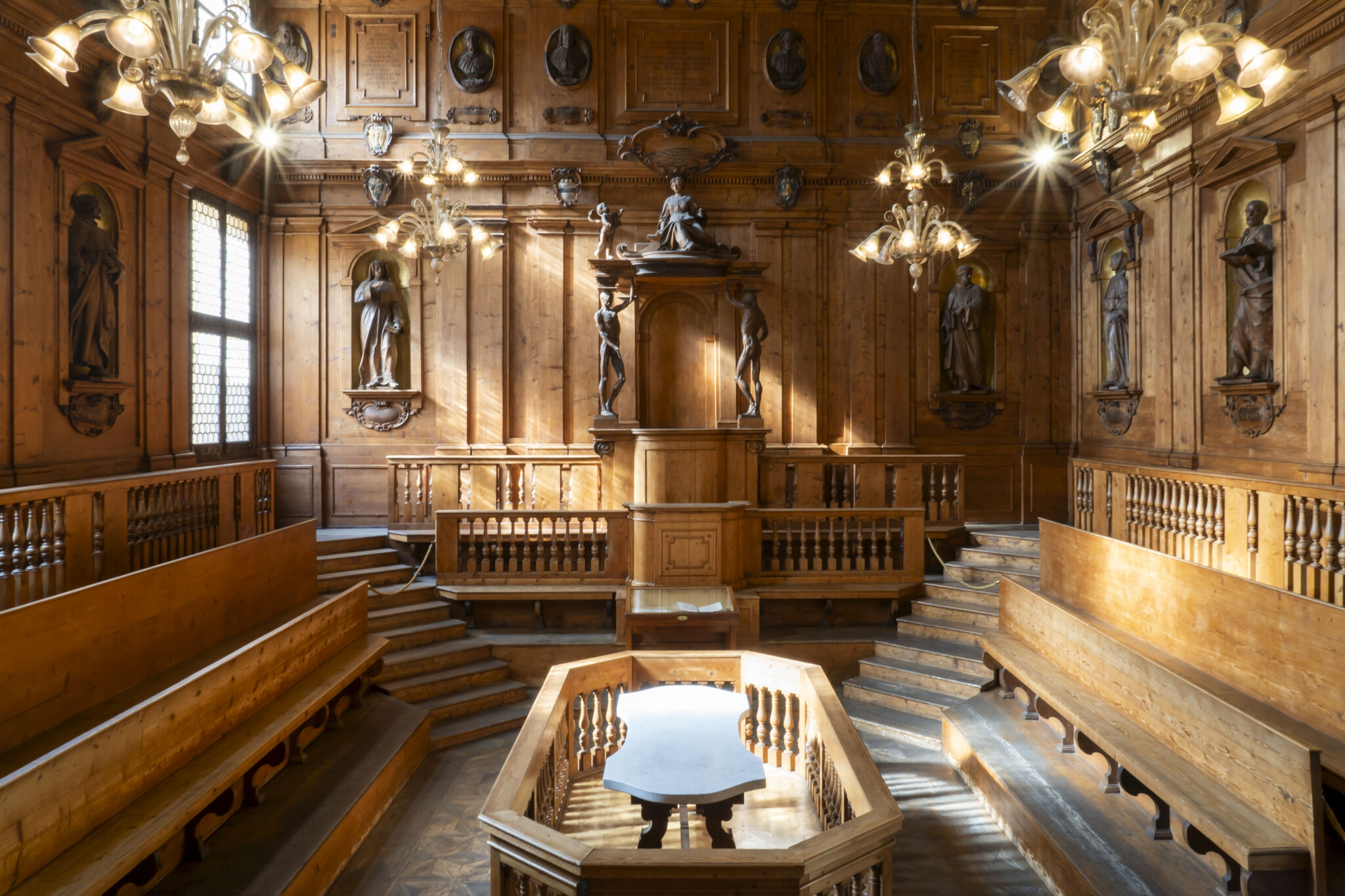 copertina di Un nuovo sistema di visita per l'Archiginnasio e il suo teatro Anatomico, con tour guidati, spazi inediti e una nuova audioguida multimediale
