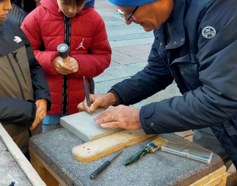copertina di Introduzione alla scultura su pietra arenaria: al via l’undicesima edizione del corso base