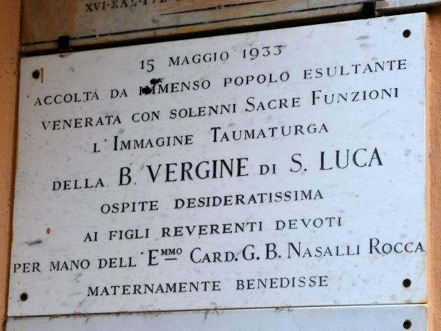 La lapide ricorda l'accoglienza all'immagine della B. Vergine di San Luca