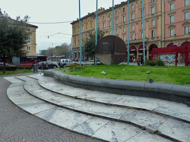 Parte superstite della fontana dei caduti della Direttissima alla stazione di Bologna