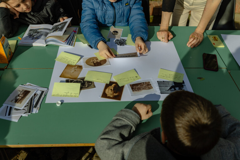 immagine di Nello studio fotografico: ritratti ottocenteschi