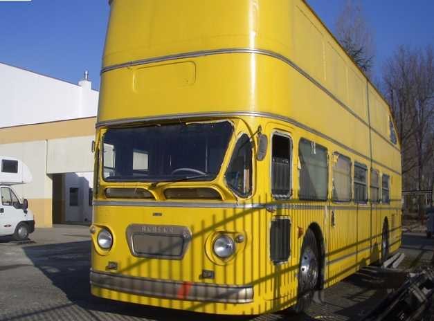 Un vecchio autobus a due piani ridipinto e trasformato in camper