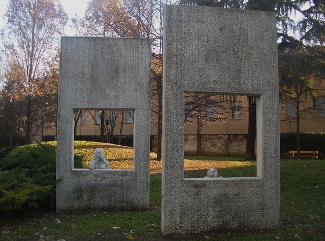 Figure con finestra nel parco pubblico di via Ghiberti BO - Nicola Zamboni (1982)
