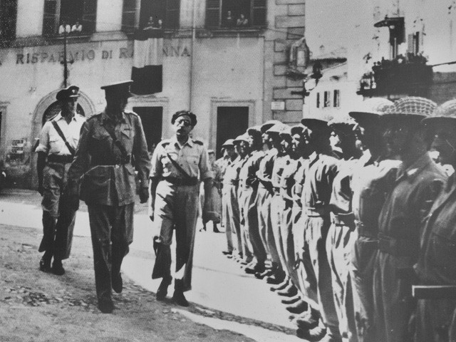 Il generale Timmins dell'VIII Armata passa in rassegna gli uomini della Brigata Maiella nella piazza di Brisighella (RA) 
