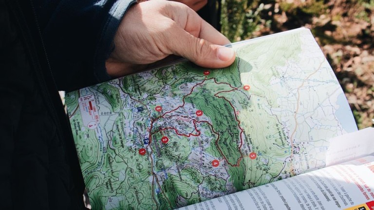 copertina di Elogio ai piedi | Storie e sentieri dell’Appennino