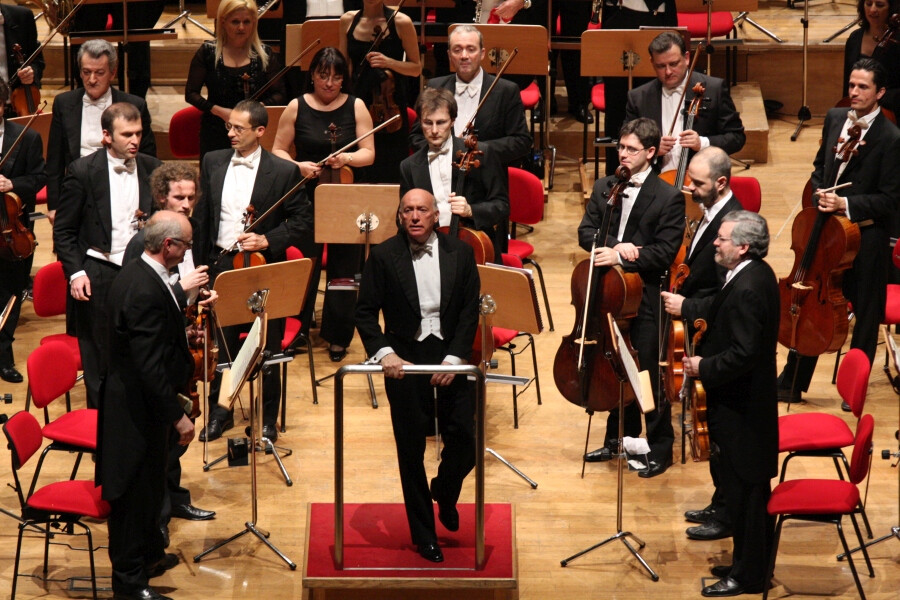 Pinchas Steinberg con l'orchestra del TCBO