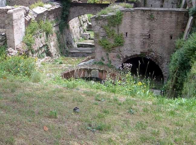 Scavi archeologici attorno alla porta Galliera - resti delle mura e della copertura dell'antico fossato
