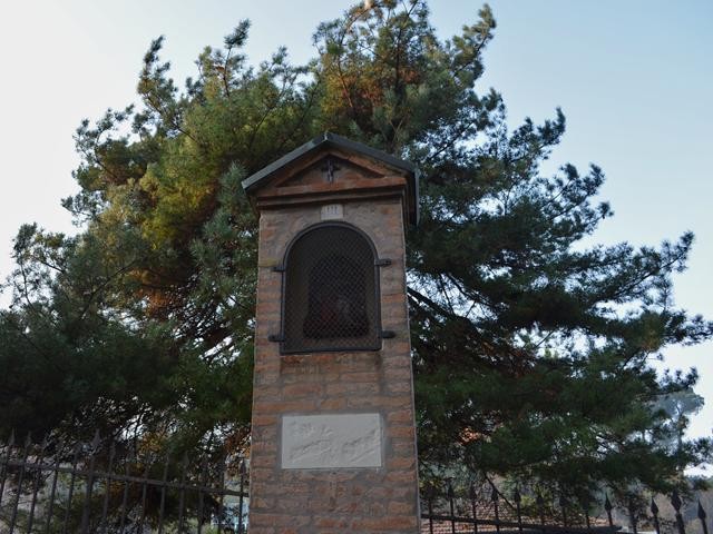 Pilastrino della Via Crucis in via dell'Osservanza (BO)