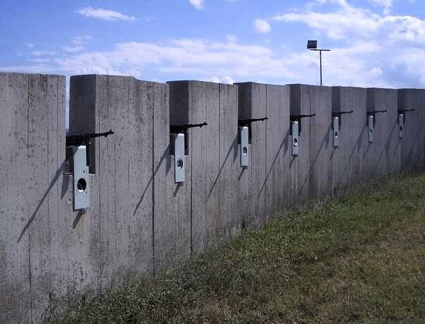 Il muro con i mitra ricorda le fucilazioni