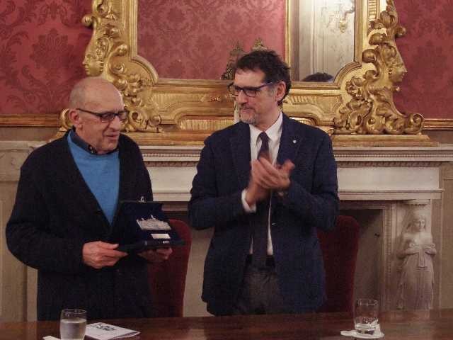 Il sindaco Merola consegna il premio "Turrita d'Argento" a G. Rimondi - Fonte: Comune di Bologna - Iperbole Rete civica