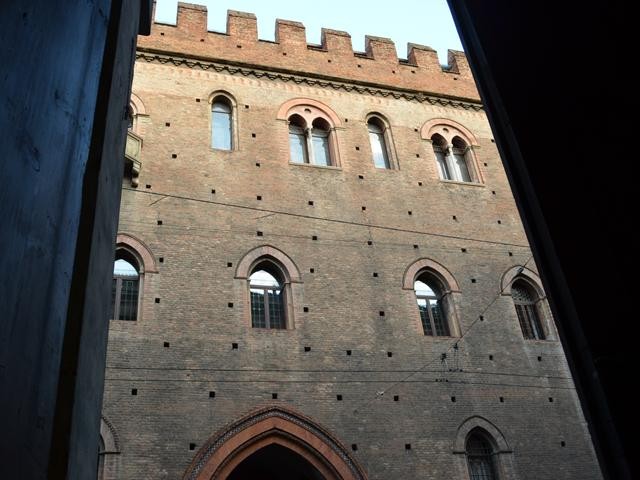 Palazzo Pepoli Vecchio dal portone di Palazzo Pepoli Campogrande