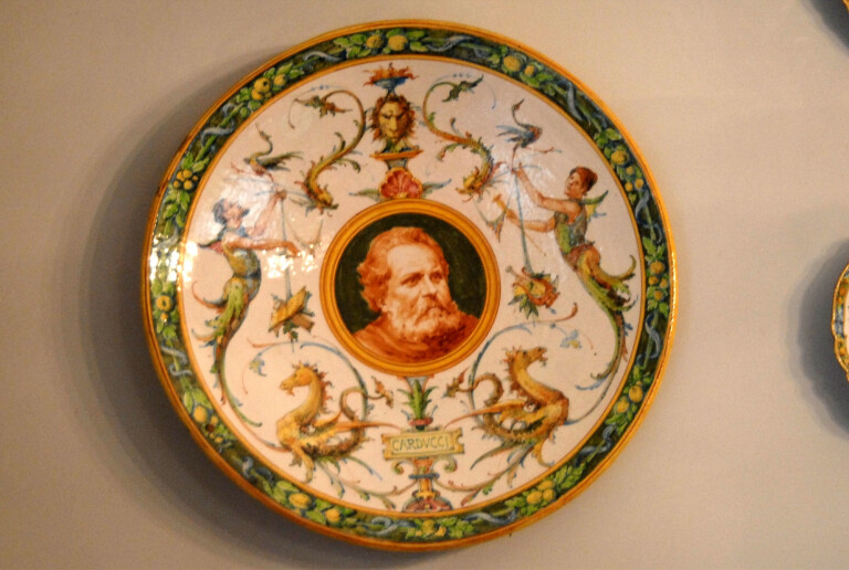 image of Piatto in maiolica recante al centro il ritratto di Giosue Carducci