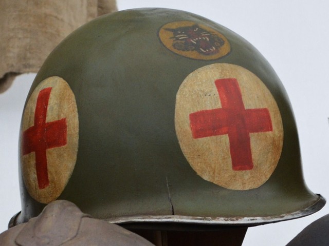 Elmetto di personale sanitario americano - Militaria alla Torre - San Lazzaro di Savena (BO)