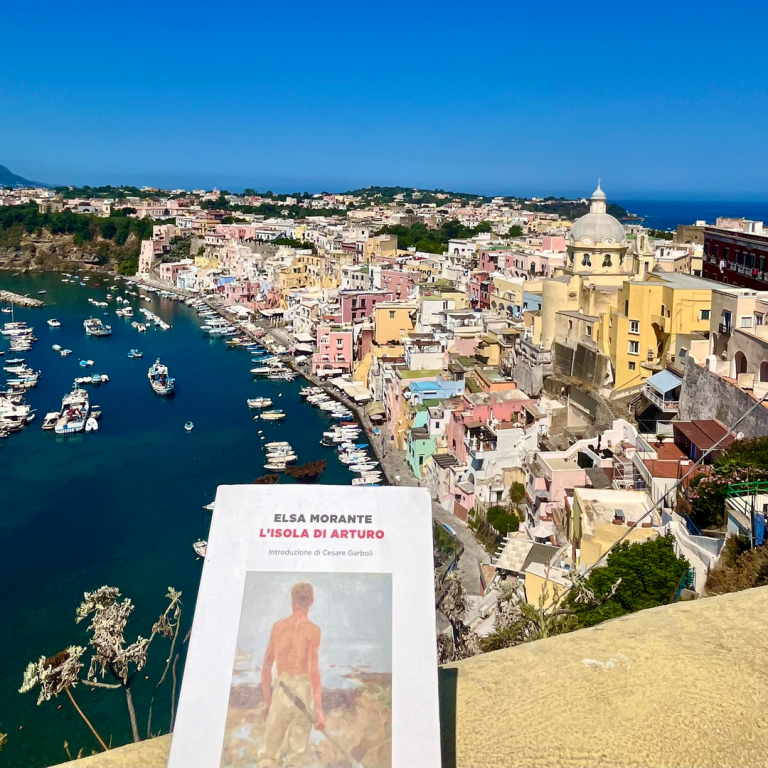 image of Mandateci le foto dei vostri libri dell'estate!