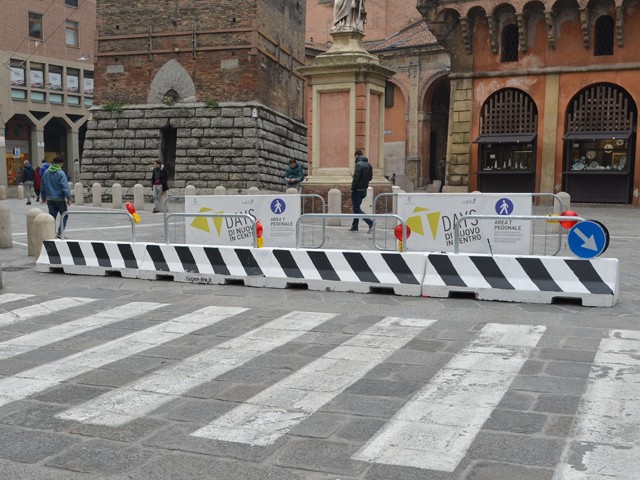 Barriera antiterrorismo in via Rizzoli (BO)