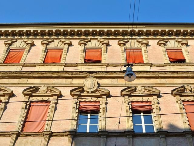 Palazzo Vizzani - facciata - particolare (dopo il restauro)