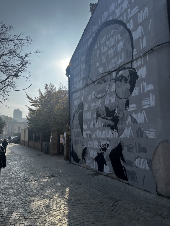 Il murales che omaggia Umberto Eco in via Azzo Gardino