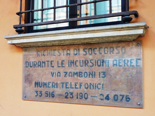Palazzo Bargellini Panzacchi - segnale risalente alla II guerra mondiale
