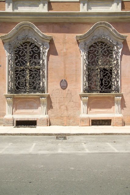 Palazzo Aldrovandi, particolare delle finestre