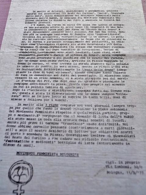 Il Movimento Femminista bolognese racconta in un volantino la sua versione dei fatti sul corteo caricato dalla polizia l'8 marzo 1977 - Fonte: Mostra "Alza il triangolo al cielo" - Chiostro di S. Cristina della Fondazza (BO) - 2018