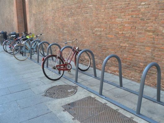 Nuova rastrelliera per biciclette in via Ugo Bassi (BO)