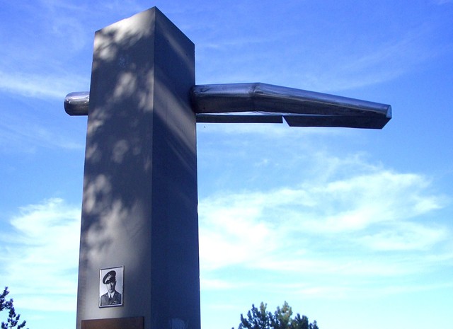 Monumento al pilota N. D'Amico caduto nel corso delle Grandi Manovre del 1934 - loc. Tre Poggioli (Monghidoro) - 2005