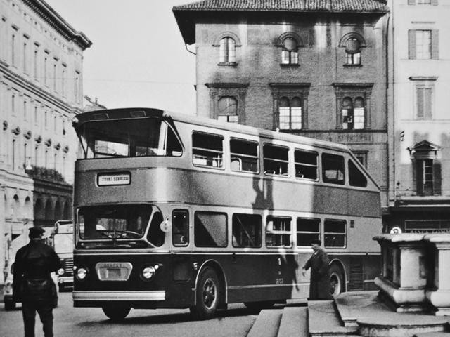 Autobus a due piani in piazza Nettuno - Mostra "Cent'anni di trasporto cittadino dall'omnibus all'autobus (1880-1890)" - Palazzo comunale (BO) - 2019