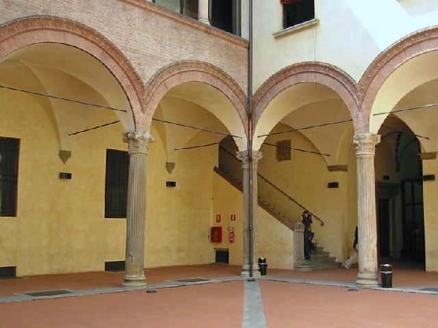 Palazzo Paleotti - cortile interno