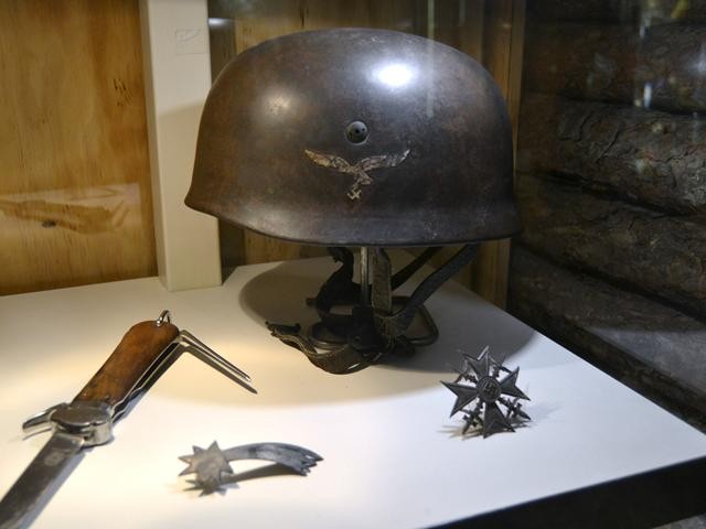 Elmetto distintivi e coltello di paracadutista tedesco 