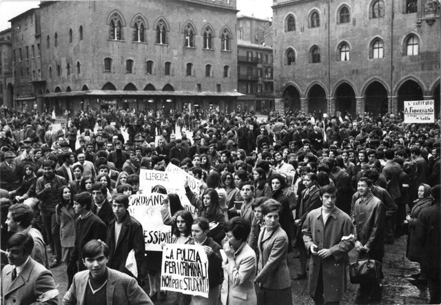 Una manifestazione degli studenti bolognesi nel '68 