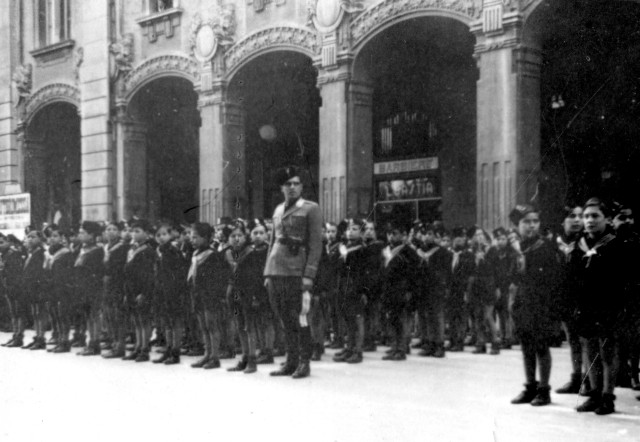 Un gruppo di balilla schierati in via Irnerio durante una visita di Renato Ricci sottosegretario all'educazione fisica nazionale e console generale della Milizia - 1937 - Foto proprietà di P. Pasquale