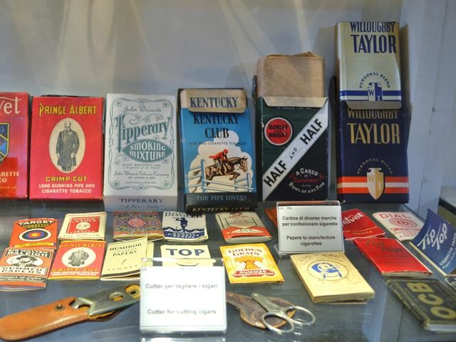 Sigarette e cartine per confezionare sigarette dalle trinceee americane - Museo di Iola di Montese (MO)