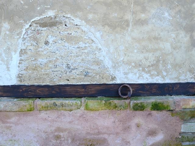 Ricostruzione di tratto di muro con inserto in legno 