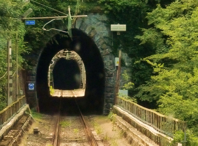 Una delle gallerie della ferrovia Porrettana