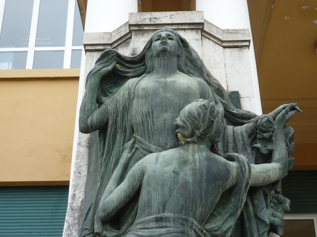 Gruppo scultoreo all'ingresso dell'ospedale Bellaria (BO)