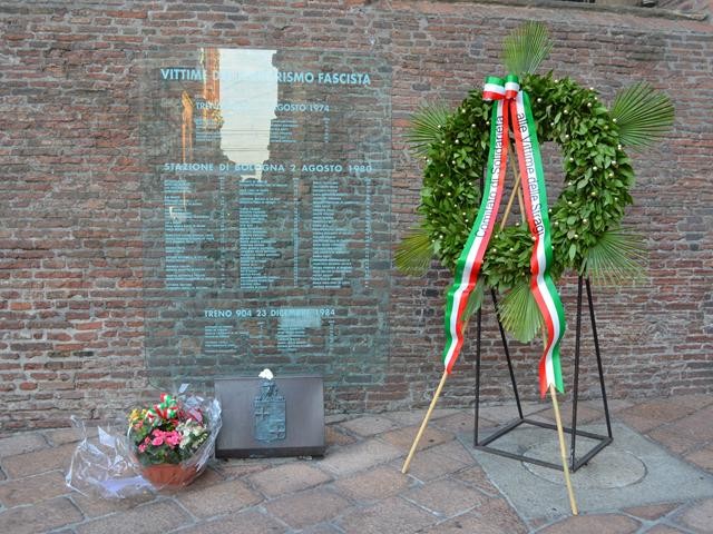 Lapide commemorativa delle vittime del terrorismo stragista - Piazza Nettuno (BO)